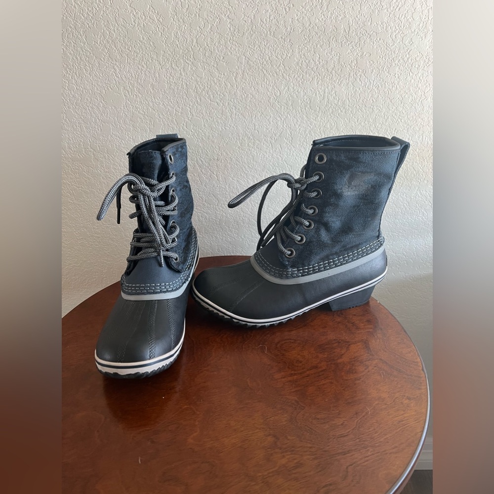 BARELY WORN Sorrel Women’s Slimpack 1964 Waterproof Boot